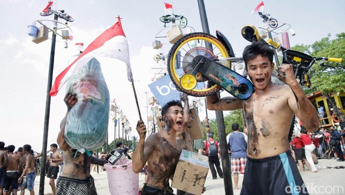 Ancol menggelar perlombaan panjat pinang di Pantai Beach Pool, Jakarta, Minggu (17/8/2025).