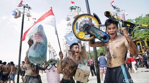 Serunya Panjat Pinang di Ancol Meriahkan Hari Kemerdekaan