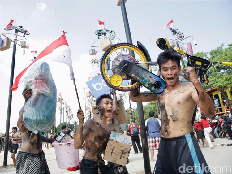 Serunya Panjat Pinang di Ancol Meriahkan Hari Kemerdekaan