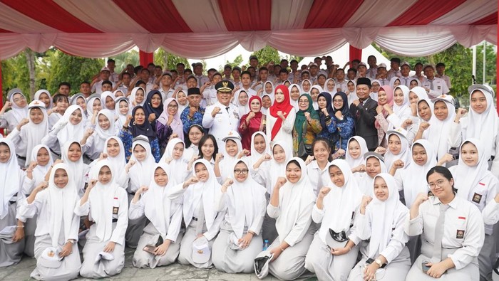 SF Hariyanto bersama pelajar SMAN 9 Pekanbaru. (Foto: Dok Diskominfotik)