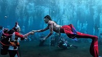 Kalau yang lain pakai alat scuba, Sherly tampil memukau dengan free diving. (Instagram)