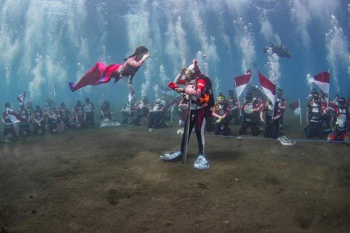 Sherly Tjoanda kibarkan bendera di bawah laut Maluku Sherly Tjoanda kibarkan bendera di bawah laut Maluku