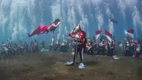 Upacara yang digelar Sabtu (16/8), dipimpin Ketua WASI, Tri Tito Karnavian dan diikuti sekitar 120 penyelam serta kehadiran Gubernur Maluku Utara, Sherly Tjoanda, yang melakukan freediving. Sherly mengenakan kostum ikan duyung sambil membawa bendera untuk diserahkan kepada inspektur upacara di bawah laut Laut Sulamadaha, Ternate. (Instagram)