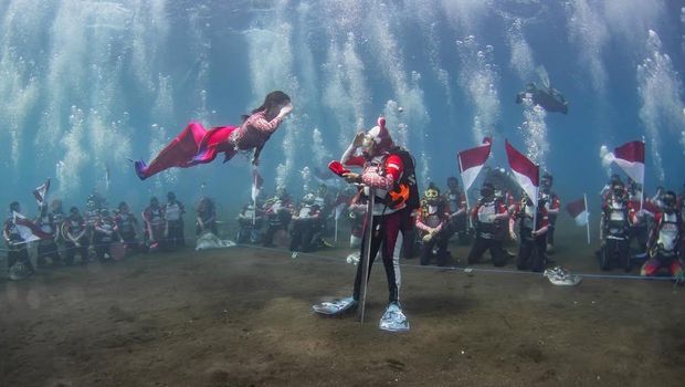 Sherly Tjoanda kibarkan bendera di bawah laut Maluku