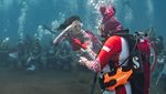Potret Gubernur Sherly Cium Bendera Merah Putih di Bawah Laut untuk HUT ke-80 RI