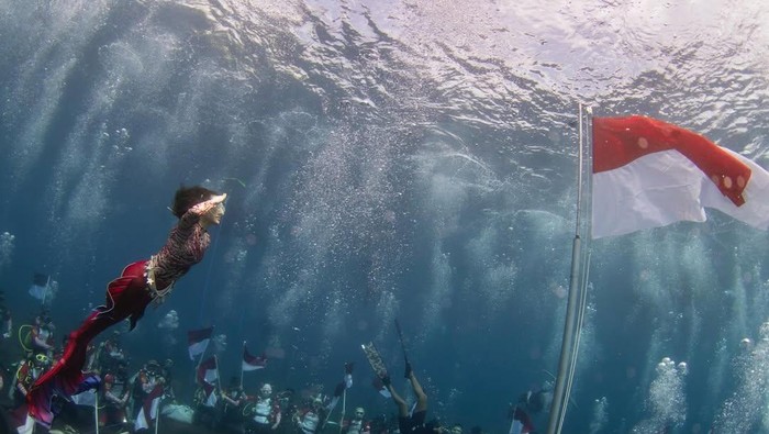 Sherly Tjoanda kibarkan bendera di bawah laut Maluku