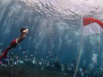 Untuk Kado HUT Ke-80 RI, Gubernur Sherly Kibarkan Merah Putih di Bawah Laut Maluku