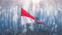 Setelah memberi penghormatan, ia mencium bendera. Para penyelam tetap berada di dasar laut sambil mengibarkan bendara merah putih  di tangan.(Instagram)