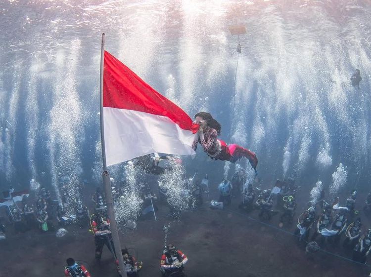 Potret Gubernur Sherly Cium Bendera Merah Putih di Bawah Laut untuk HUT ke-80 RI