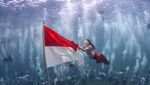 Potret Gubernur Sherly Cium Bendera Merah Putih di Bawah Laut untuk HUT ke-80 RI