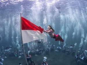 Bak Putri Duyung, Gubernur Sherly Cium Merah Putih di Bawah Laut