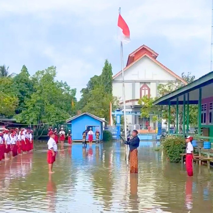 Siswa SDN 001 di Desa Respen Tubu, Kecamatan Malinau Utara, Kabupaten Malinau, Kalimantan Utara menggelar upacara HUT ke-80 RI pada Minggu (17/8/2025) dengan penuh semangat, meski lapangan sekolah tergenang banjir.