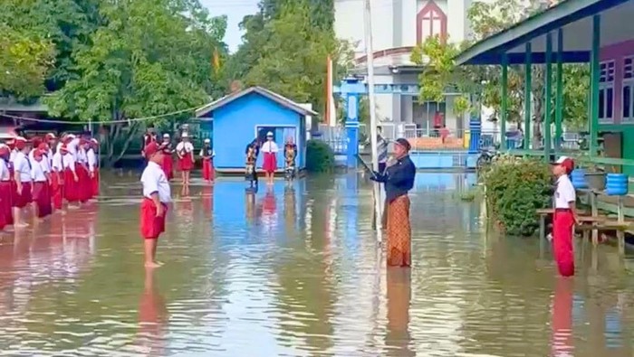 Siswa SD di Malinau Upacara HUT Ke-80 RI dalam Genangan Banjir Siswa SDN 001 di Desa Respen Tubu, Kecamatan Malinau Utara, Kabupaten Malinau, Kalimantan Utara menggelar upacara HUT ke-80 RI pada Minggu (17/8/2025) dengan penuh semangat, meski lapangan sekolah tergenang banjir.