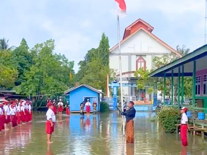Siswa SDN 001 di Desa Respen Tubu, Kecamatan Malinau Utara, Kabupaten Malinau, Kalimantan Utara menggelar upacara HUT ke-80 RI pada Minggu (17/8/2025) dengan penuh semangat, meski lapangan sekolah tergenang banjir.
