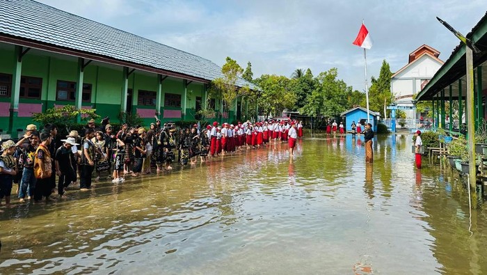 Siswa SDN 001 di Desa Respen Tubu, Kecamatan Malinau Utara, Kabupaten Malinau, Kalimantan Utara menggelar upacara HUT ke-80 RI pada Minggu (17/8/2025) dengan penuh semangat, meski lapangan sekolah tergenang banjir.