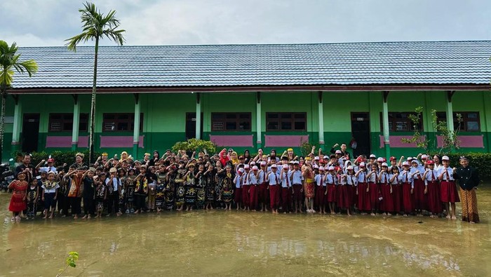 Siswa SDN 001 di Desa Respen Tubu, Kecamatan Malinau Utara, Kabupaten Malinau, Kalimantan Utara menggelar upacara HUT ke-80 RI pada Minggu (17/8/2025) dengan penuh semangat, meski lapangan sekolah tergenang banjir.