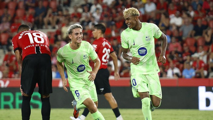 Soccer Football - LaLiga - RCD Mallorca v FC Barcelona - Estadi Mallorca Son Moix, Palma de Mallorca, Spain - August 16, 2025 FC Barcelonas Lamine Yamal celebrates scoring their third goal with Gavi REUTERS/Francisco Ubilla