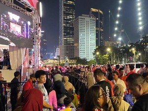Antusiasnya Warga Bekasi Bawa Istri-Anak Nonton Karnaval HUT RI di Jakpus