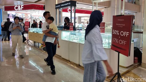 Suasana di Tunjungan Plaza Surabaya ketika disesaki pengunjung yang berburu diskon kemerdekaan.