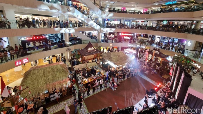 Suasana di Tunjungan Plaza Surabaya ketika disesaki pengunjung yang berburu diskon kemerdekaan.