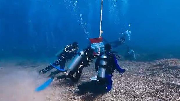 Suasana pengibaran bendera di bawah laut di  Desa Padak Guar, Kecamatan Sambelia, Lombok Timur, NTB, Minggu (17/8/2025).