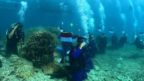 Suasana pengibaran bendera di bawah laut di  Desa Padak Guar, Kecamatan Sambelia, Lombok Timur, NTB, Minggu (17/8/2025).