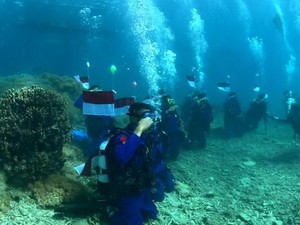 Momen Puluhan Penyelam NTB Kibarkan Merah Putih di Bawah Laut