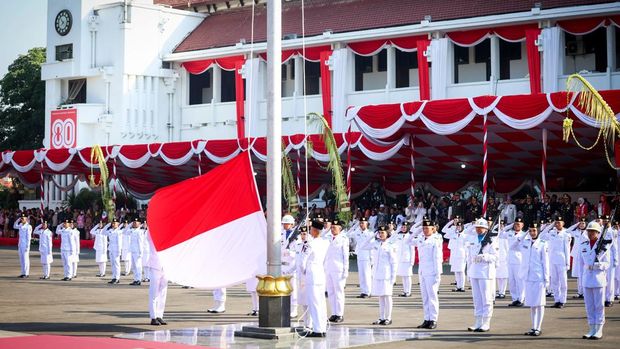 Walkot Eri Mengenakan Baju Adat Sumatera Barat saat mengikuti upacara peringatan HUT ke 80 RI