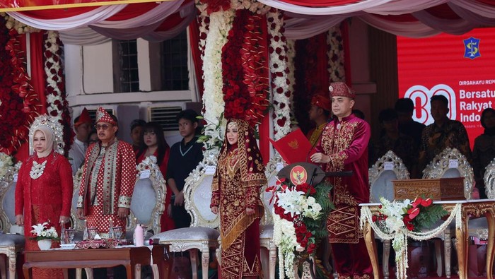 Walkot Eri Mengenakan Baju Adat Sumatera Barat saat mengikuti upacara peringatan HUT ke 80 RI