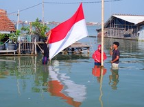 Warga Timbulsloko Demak Gelar Upacara Rakyat di Tengah Rob