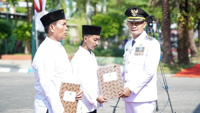 Tali asih ke veteran dan remisi untuk eks napiter diserahkan Bupati Lamongan Yuhronur Efendi usai upacara HUT ke-80 RI.