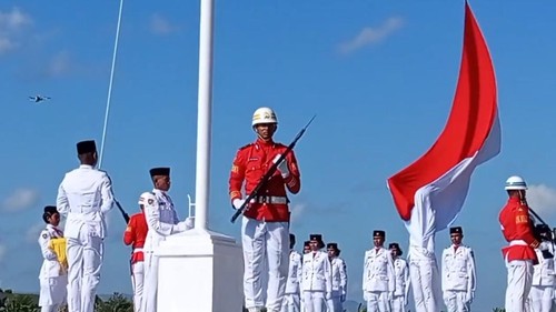 Anggota Paskibraka saat menyambungkan kembali tali bendera yang putus saat upacaca HUT RI ke-80 di kantor Bupati Kupang, NTT, Minggu (17/8/2025).