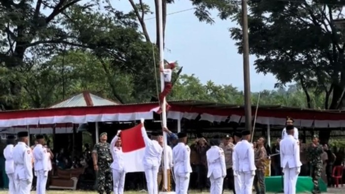 Tangkapan layar siswa SD panjat tiang bendera yang talinya putus di Nagan Raya, Aceh. (Istimewa)