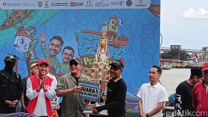 Tatang Putra Grup yang disponsori Dishub Palembang jadi juara 1 dalam Festival Perahu Bidar Tradisional 2025