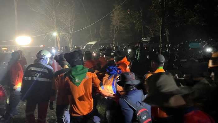 Tim SAR mengevakuasi 32 pendaki yang mengalami hipotermia di Gunung Bawakaraeng Gowa.