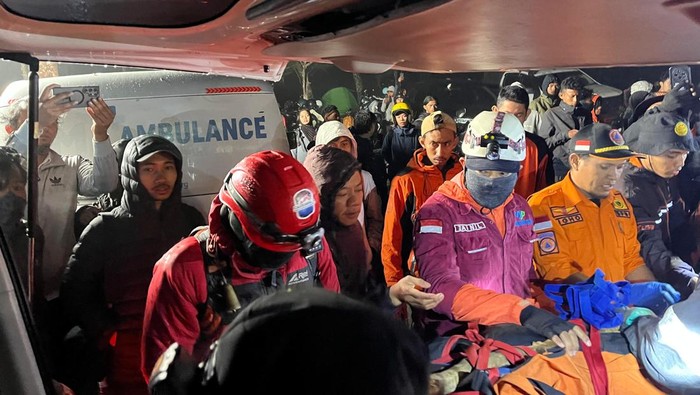 Tim SAR mengevakuasi pendaki yang mengalami hipotermia di Gunung Bawakaraeng.
