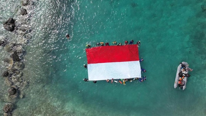 TNI AL gelar upacara bendera Merah Putih di bawah Laut Selat Sunda (Dok istimewa).