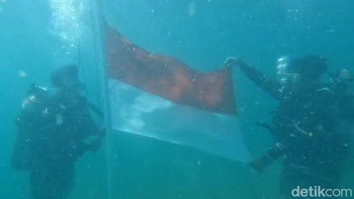 TNI AL kibarkan bendera merah putih di bawah laut Teluk Parepare.