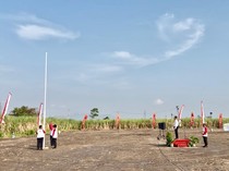 Petani hingga Pesilat Kediri Kompak Ikuti Upacara 17 Agustus di Sawah
