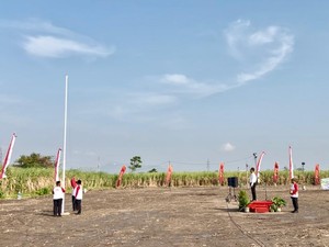 Petani hingga Pesilat Kediri Kompak Ikuti Upacara 17 Agustus di Sawah