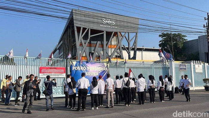 Suasana puluhan eks karyawan Sritex gelar Upacara di depan Pabrik Sritex Sukoharjo, Minggu (17/8/2025).