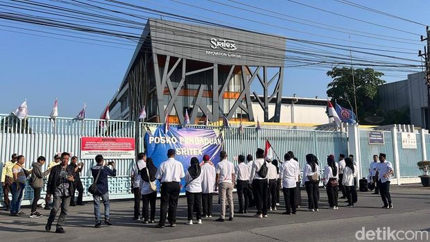Suasana puluhan eks karyawan Sritex gelar Upacara di depan Pabrik Sritex Sukoharjo, Minggu (17/8/2025).