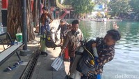 Tampilan para penyelam pun berbeda karena tidak hanya mengenakan pakaian selam sebagai dasar. Namun mereka ada yang mengenakan pakaian tradisional, batik dan Surjan.