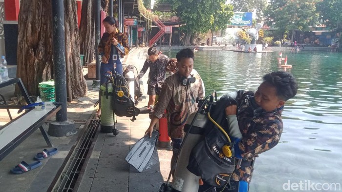 Upacara 17 Agustus Suasana upacara 17 Agustus di Umbul Ponggok, Klaten, Minggu (17/8/2025).