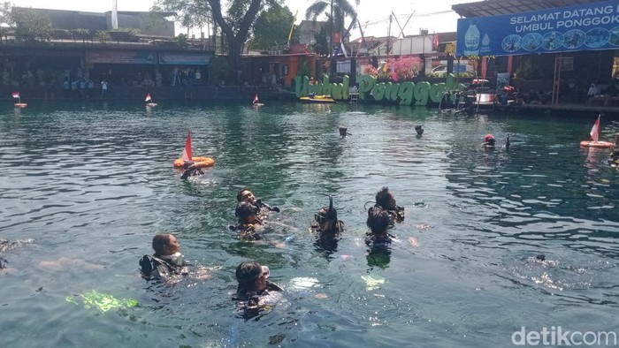 Upacara 17 Agustus Suasana upacara 17 Agustus di Umbul Ponggok, Klaten, Minggu (17/8/2025).