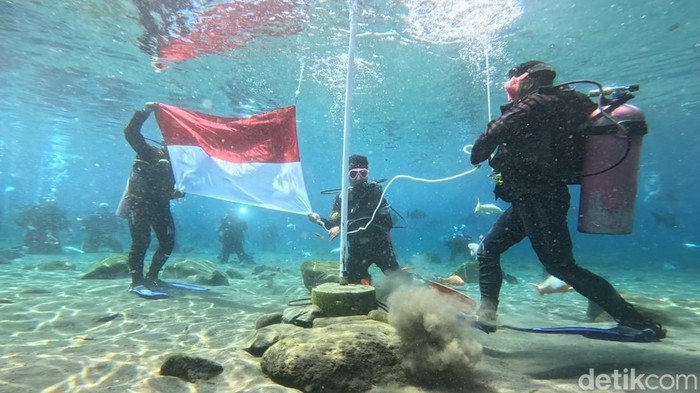 Suasana upacara 17 Agustus di Umbul Ponggok, Klaten, Minggu (17/8/2025).