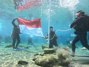 Khidmatnya Upacara 17 Agustus di Dalam Air Umbul Ponggok Klaten
