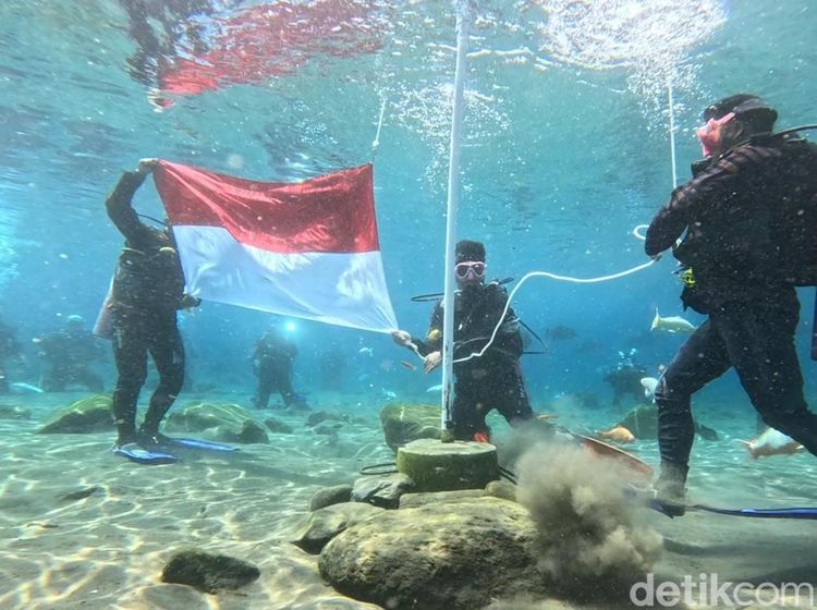 Khidmat Pengibaran Bendera Merah Putih Saat HUT RI di Bawah Air Umbul Ponggok