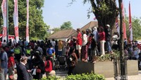 Pedestrian di depan Gedung Agung pun ramai dipenuhi warga dan wisatawan yang tertarik menyaksikan pengibaran Sang Saka. (Foto: Adji G Rinepta/detikJogja)