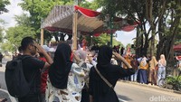 Upacara pengibaran bendera Merah Putih di Gedung Agung, Istana Kepresidenan Yogyakarta, Minggu (17/8/2025), berlangsung khidmat. Para warga, wisatawan, dan pengendara yang melintas turut berhenti sejenak memberikan penghormatan. (Foto: Adji G Rinepta/detikJogja)